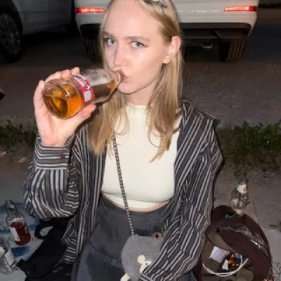 за лупой