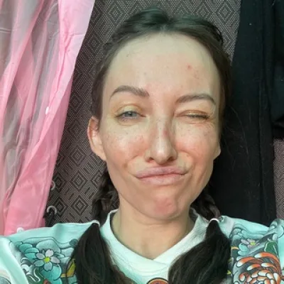 Аня делает